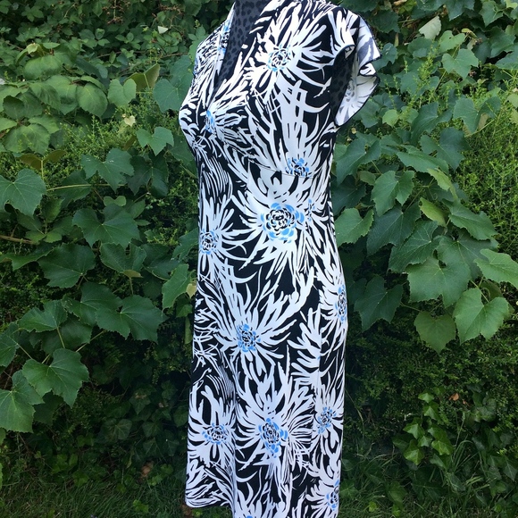 Kenneth Cole White and Black Floral Dress - Size Small - Picture 3 of 7